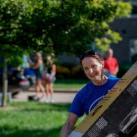 Alumna carrying a box.